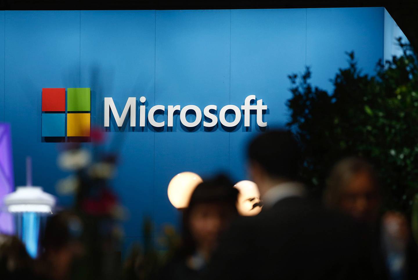 Un logotipo en el exterior del pabellón de Microsoft Corp. en el Mobile World Congress de Barcelona.