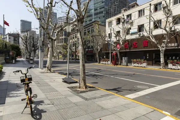 Una calle desierta en Shanghái , China, el sábado 9 de abril de 2022.
