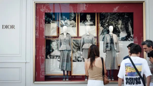 Viajeros de EE.UU. impulsan las ventas de Louis Vuitton y Christian Dior en Europadfd