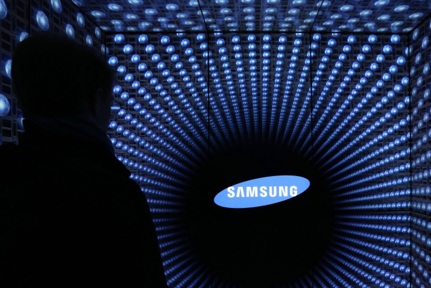 Un visitante frente al logotipo de Samsung Electronics Co., expuesto en la experiencia Semiconductor Rider en la sala de exposiciones d'light de la compañía en Seúl, Corea del Sur, el martes 27 de enero de 2015.