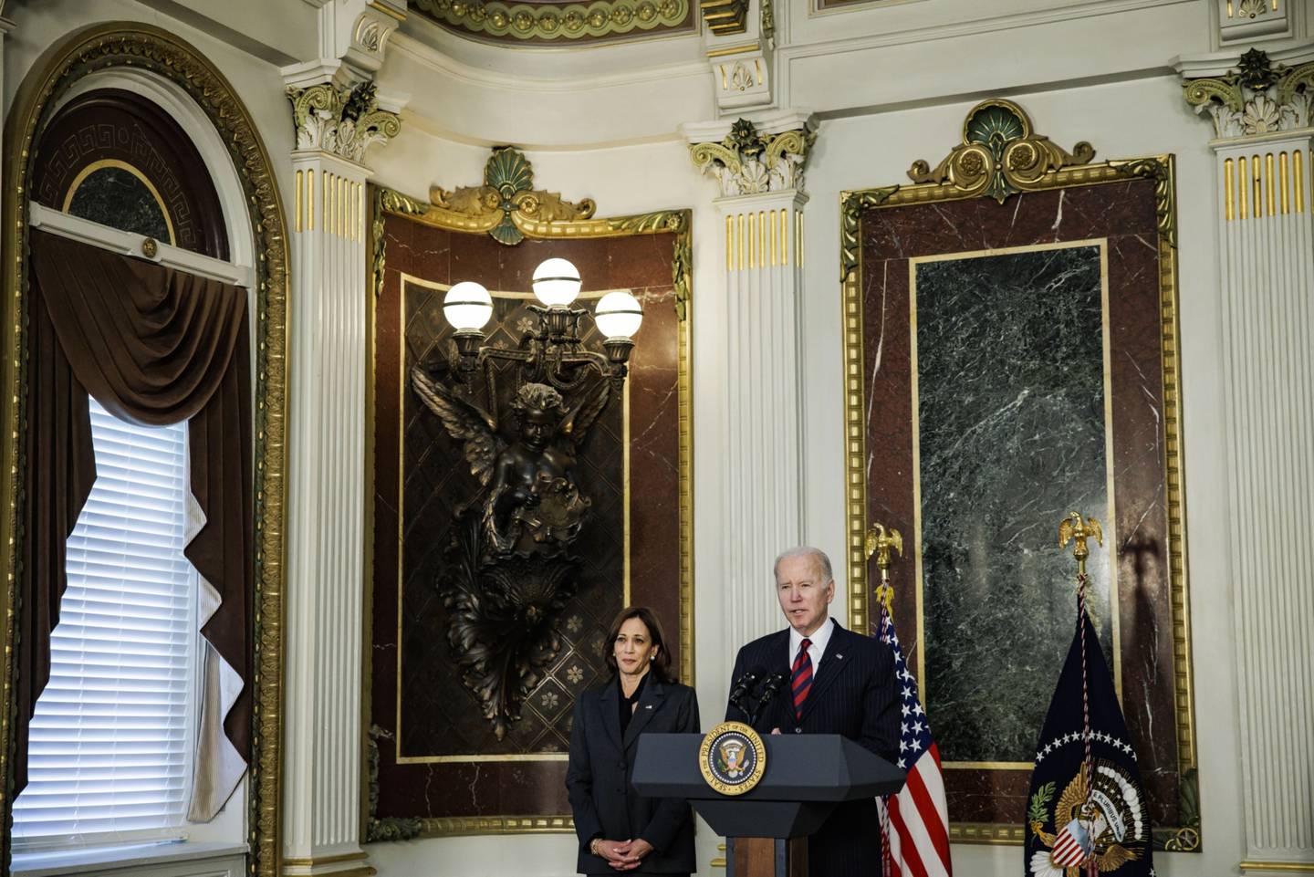 El presidente de EE.UU., Joe Biden, habla antes de firmar la H.R. 2471, la "Ley de Asignaciones Consolidadas, 2022", con la vicepresidenta de EE.UU., Kamala Harris, a la izquierda, en la Sala de Tratados Indios de la Casa Blanca en Washington, D.C., EE.UU., el martes 15 de marzo de 2022. Fotógrafo: Samuel Corum/Bloomberg