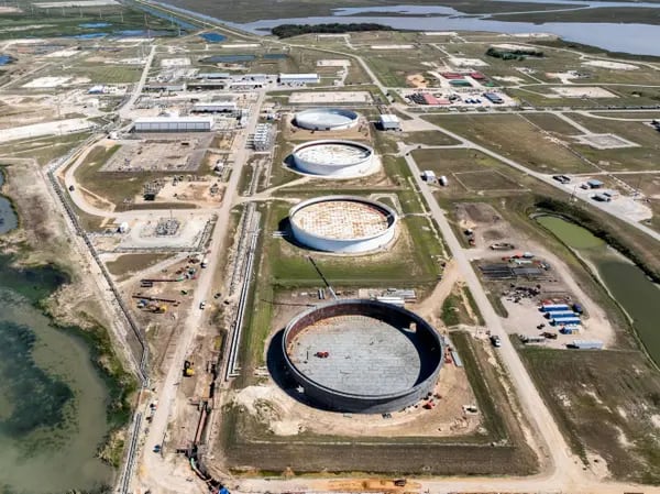En una vista aérea, se ve el almacén de la Reserva Estratégica de Petróleo en el emplazamiento de Bryan Mound el 19 de octubre de 2022 en Freeport, Texas.