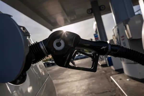 Un surtidor de combustible en un vehículo en una gasolinera de Sacramento, California.