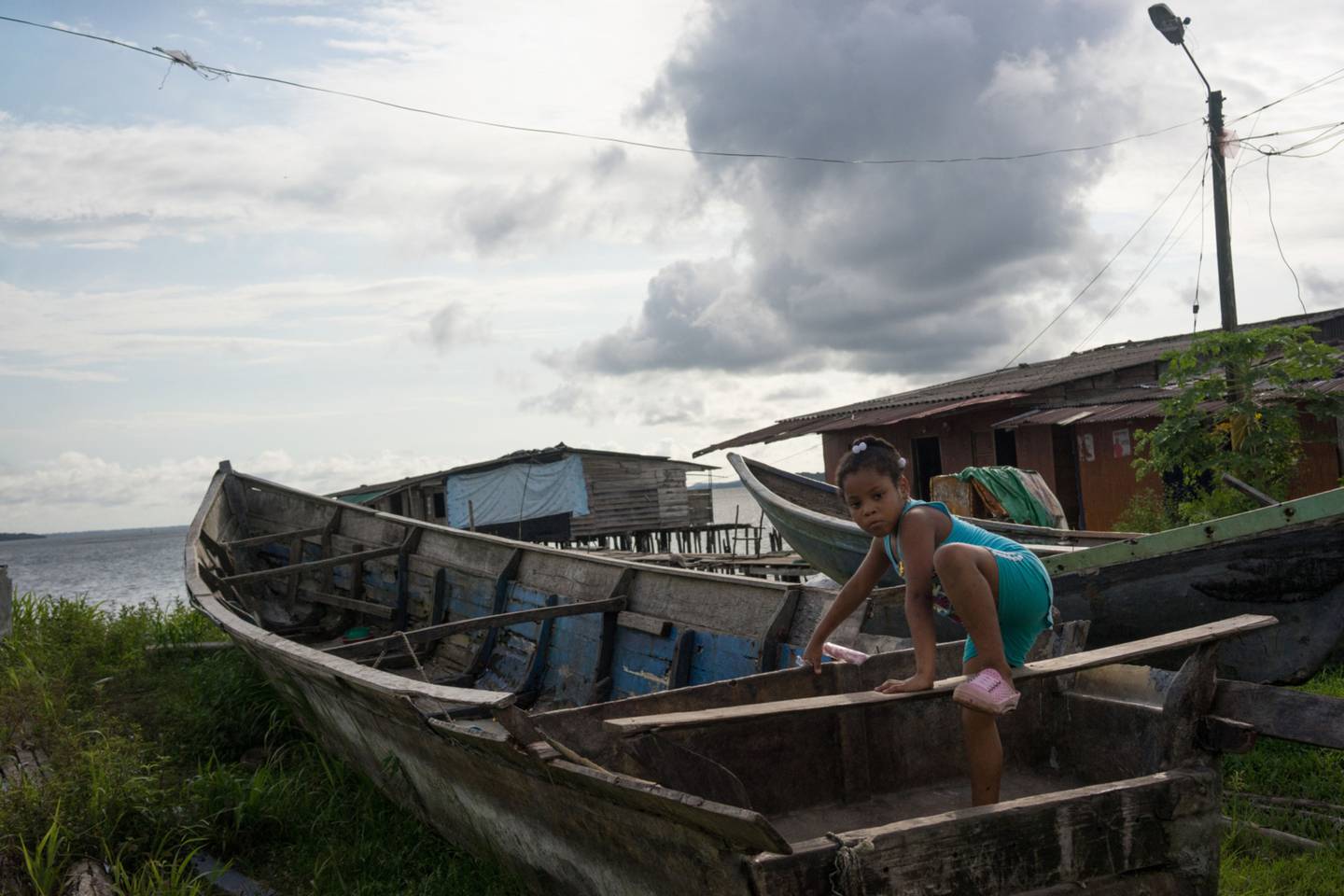 Una niña juega en un bote vacío cerca de su casa en el barrio Playita de Buenaventura, el principal puerto del Pacífico colombiano y una de las ciudades más pobres y violentas del paísdfd
