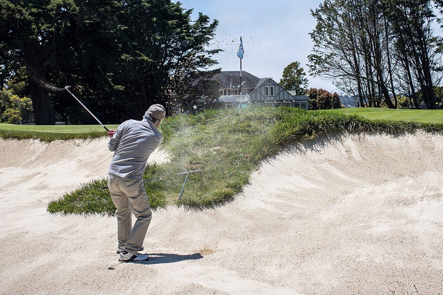 Un anciano golpea una pelota de golf en el campo de golf Presidio en San Francisco, California, Estados Unidos, el jueves 21 de junio de 2018. Fotógrafo: David Paul Morris/Bloomberg