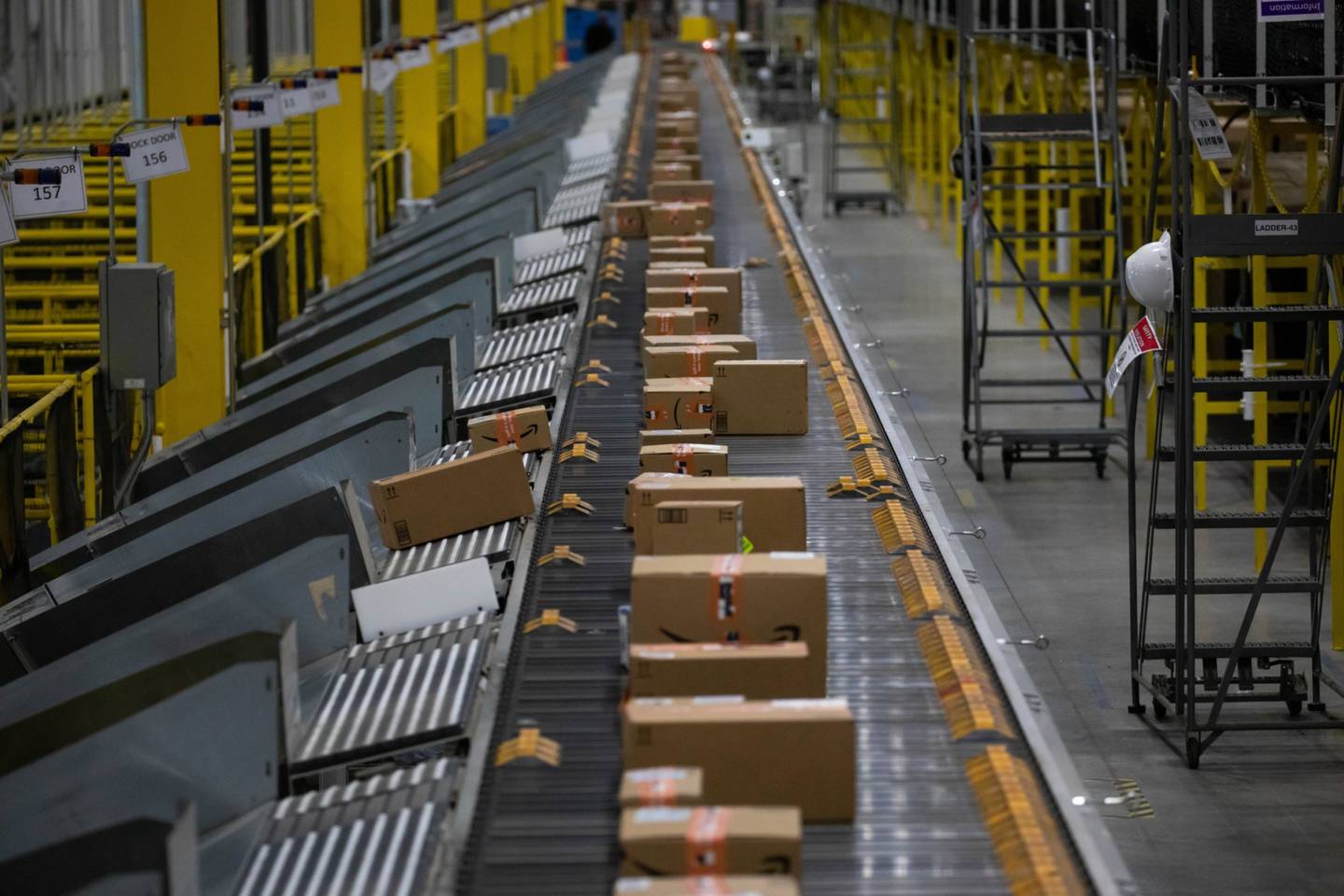 Paquetes avanzan a lo largo de una cinta transportadora en un centro de Amazon en Robbinsville, Nueva Jersey.dfd