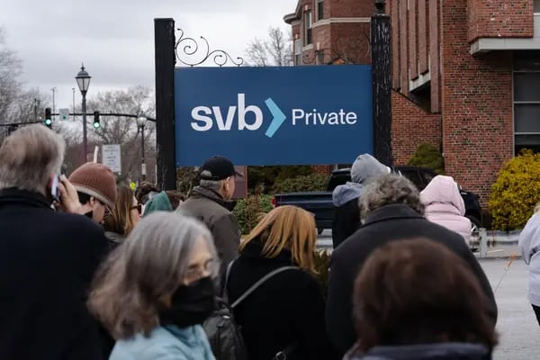 Unos clientes hacen cola frente a una sucursal del Silicon Valley Bank en Wellesley, Massachusetts, EE.UU., el lunes 13 de marzo de 2023.