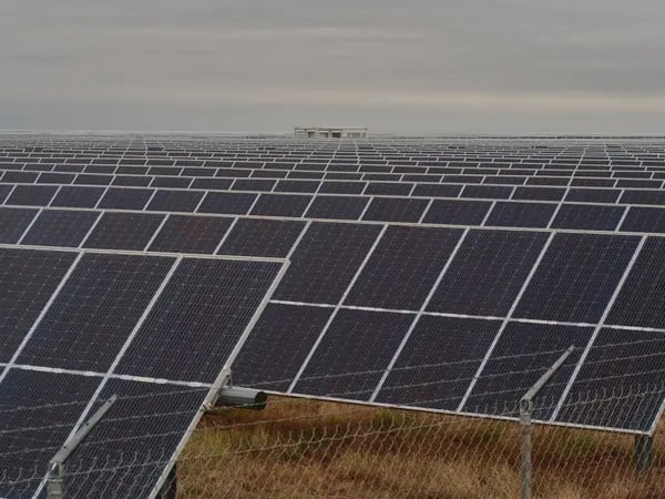 Paneles solares fotovoltaicos bifaciales de la planta solar Roadrunner, propiedad de Enel Green Power en Texas, Estados Unidos.