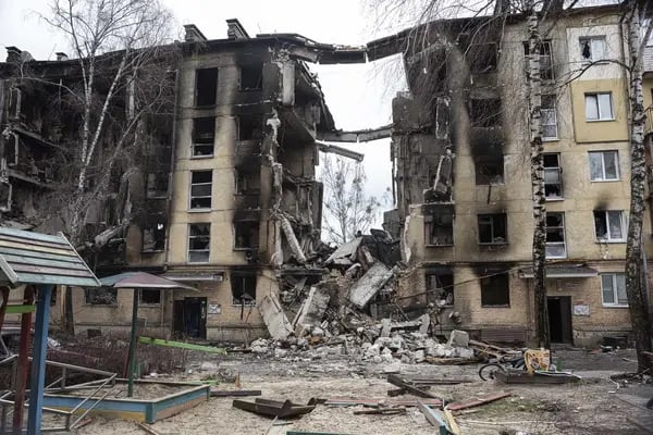 Prédio residencial é destruído em Hostomel, na Ucrânia
