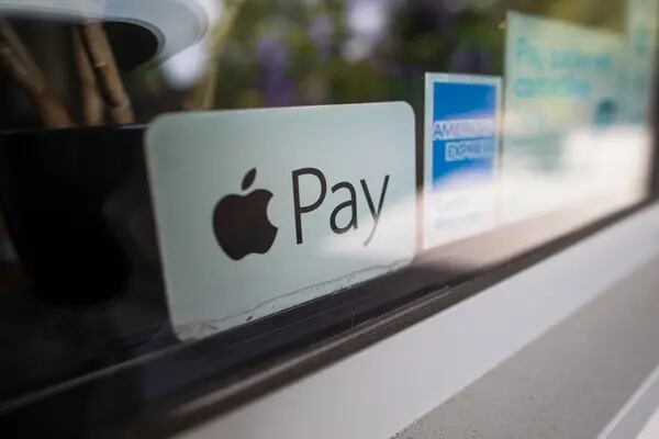 Anuncio de Apple Pay como método de pago aceptado en un restaurante de Norwich, Reino Unido, el martes 9 de junio de 2020.