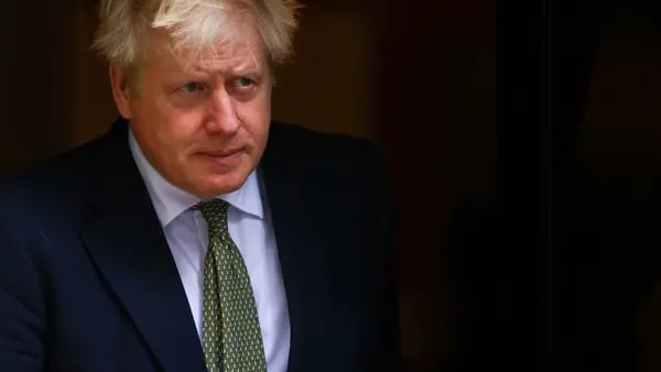 Revelan nuevas fotos de Boris Johnson en una fiesta durante la cuarentenadfd