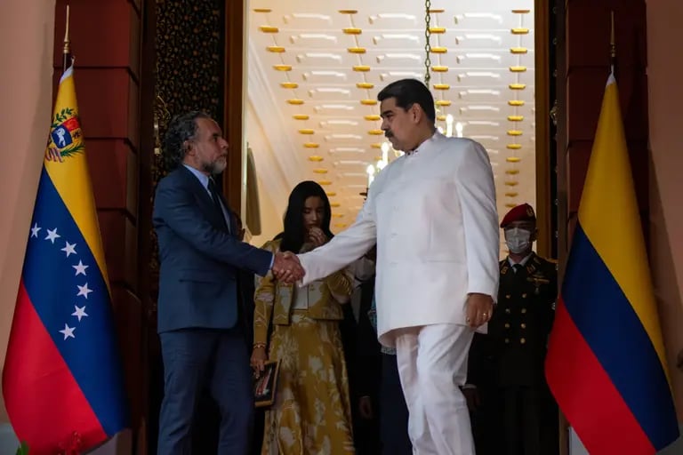 Venezuelan President Nicolás Maduro (right) shakes hands with Colombia's ambassador to Venezuela Armando Benedetti, after a meeting at the Miraflores Palace in Caracas, Venezuela, on Monday, August 29, 2022.dfd