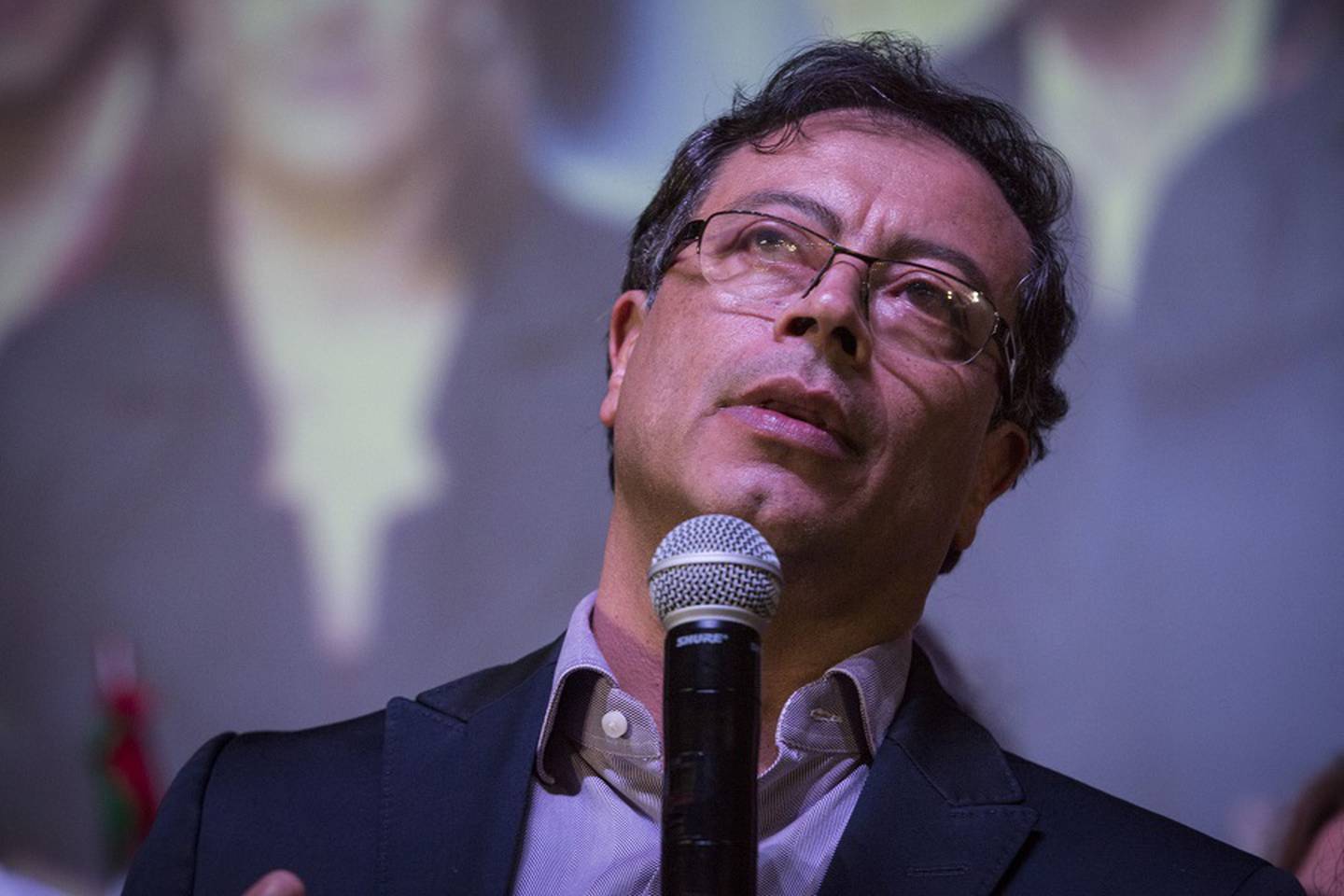 Gustavo Petro habla durante un evento de la noche electoral en la sede del partido en Bogotá, Colombia, el domingo 27 de mayo de 2018.