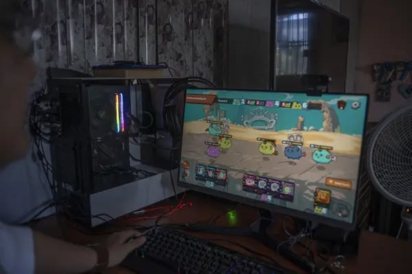 Carlos Enrique Sierra Almaraz, exestudiante de medicina de 24 años, juega a Axie Infinity, un videojuego en línea basado en NFT, en su casa en Ciudad del Carmen, México, el jueves 21 de octubre de 2021.