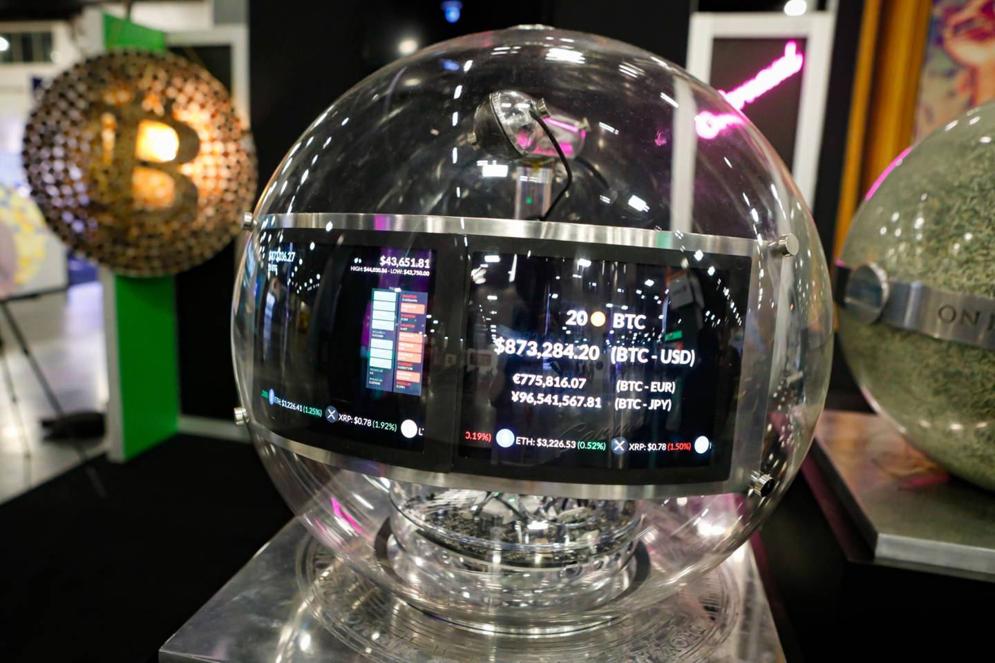 Un holograma de alta definición del criptomercado, que puede conectarse a cualquier monedero de criptomonedas mostrando el valor de los activos en tiempo real, durante la conferencia Bitcoin 2022 en Miami, Florida, Estados Unidos, el viernes 8 de abril de 2022. Fotógrafo: Eva Marie Uzcategui/Bloomberg
