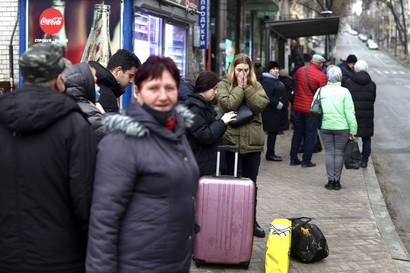Residentes con sus pertenencias esperan el transporte público en Kiev, el 24 de febrero.