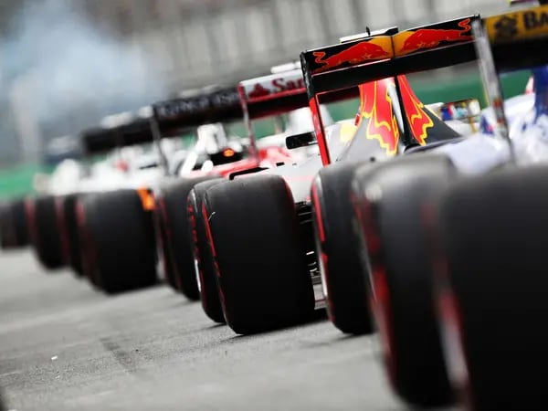 Los coches esperan en el pit lane durante las rondas de clasificación del Gran Premio de Australia de Fórmula 1 en Albert Park el 19 de marzo de 2016, en Melbourne.