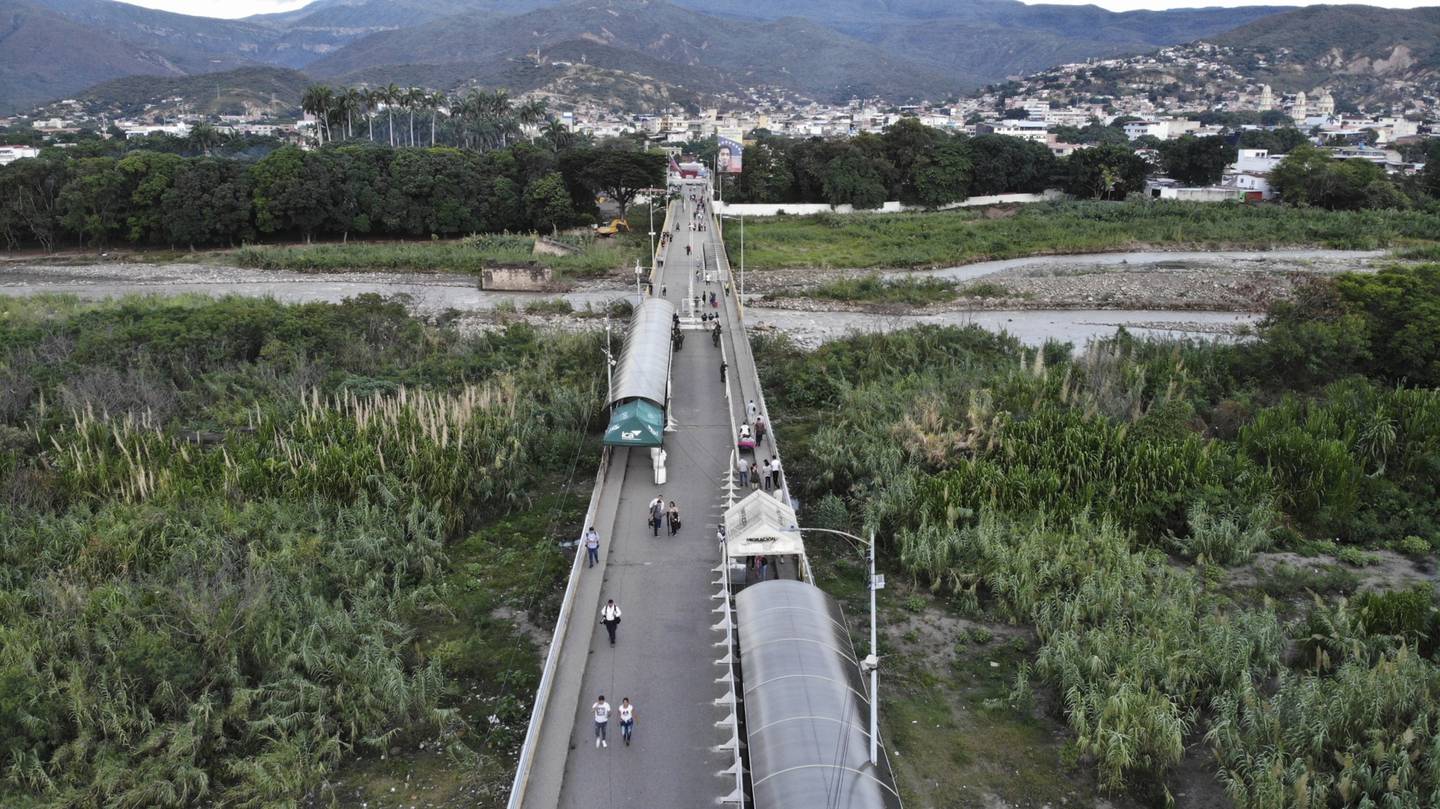 Los peatones cruzan el puente internacional Simón Bolívar mientras se reabre cerca de la frontera con Colombia en Táchira, Venezuela, el domingo 7 de agosto de 2022.