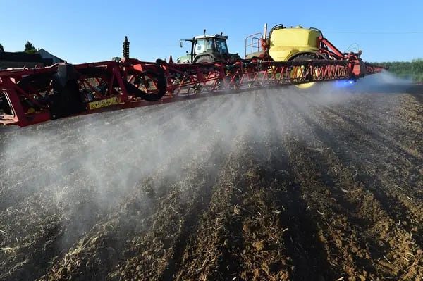 Un agricultor francés pulveriza un herbicida con glifosato Fotógrafo: Jean-Francois Monier/AFP/Getty Images