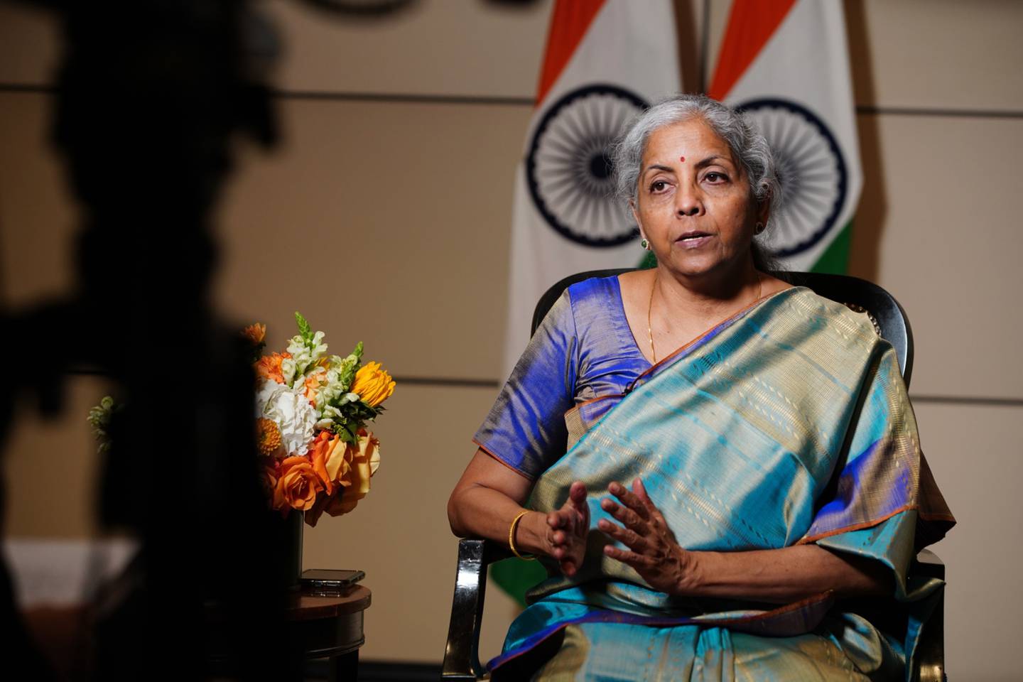 La ministra de Finanzas, Nirmala Sitharaman, en una entrevista con Bloomberg.
