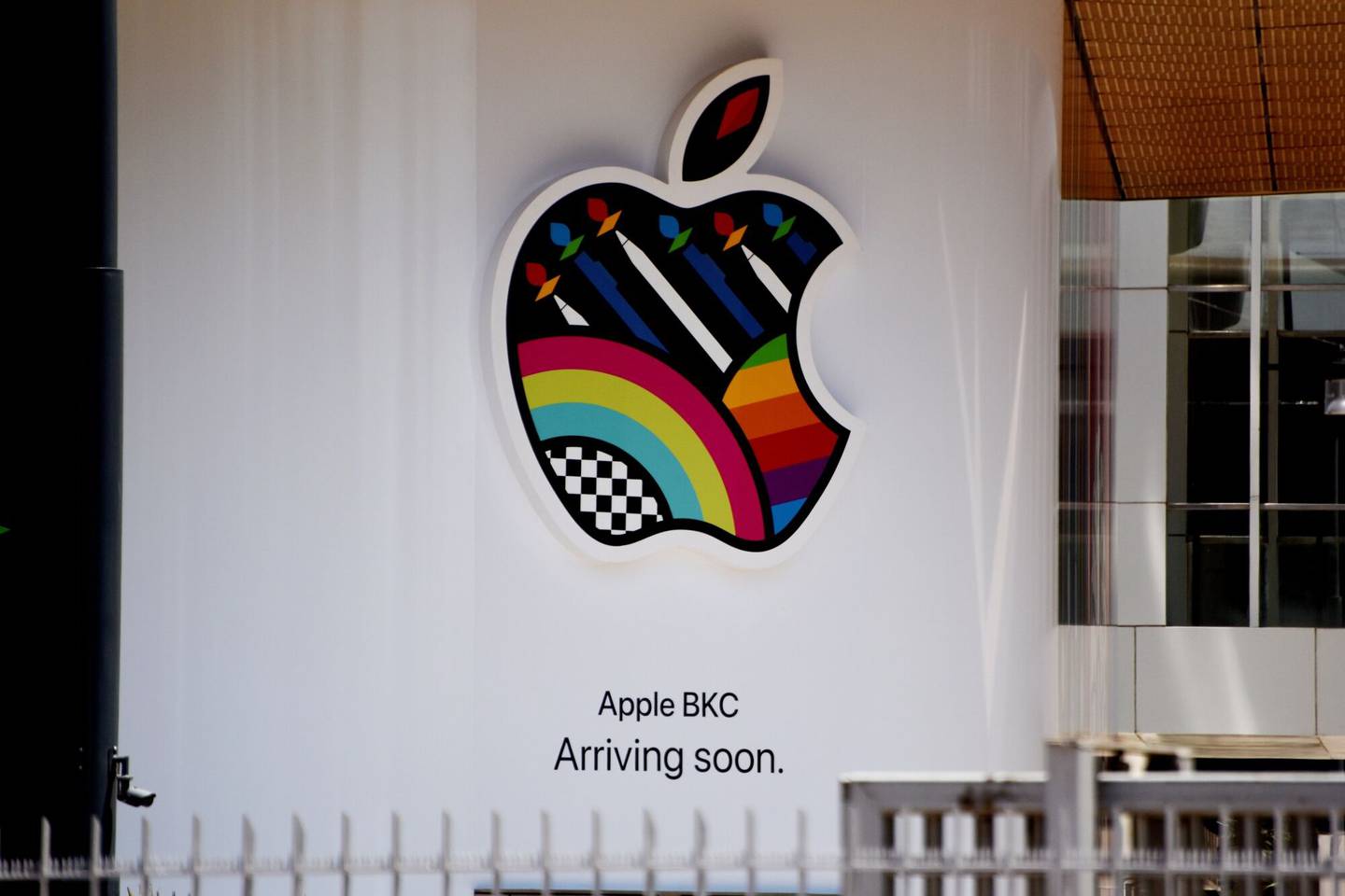 Un cartel que indica la próxima llegada de una tienda de Apple en India
