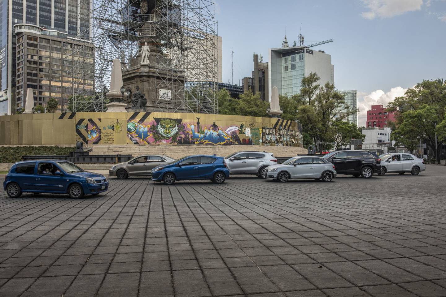 Vehicles sit in traffic along Reforma Avenue past the Angel of Independence monument in Mexico City, Mexico, on Tuesday, June 2, 2020. Mexico City streets returned to life over the weekend as residents ignored concerns over the coronavirus and went out in droves, even as cemeteries worked at all hours to bury the dead and hospitals grew more packed. Photographer: Alejandro Cegarra/Bloomberg