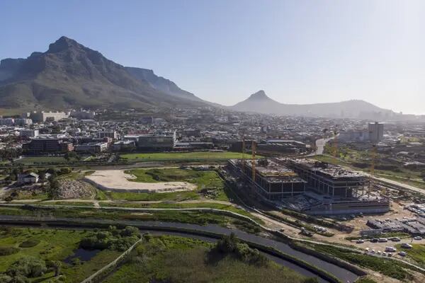 Canteiro de obras da Amazon fica praticamente à sombra da icônica Table Mountain da Cidade do Cabo (Guillem Sartorio/Bloomberg)