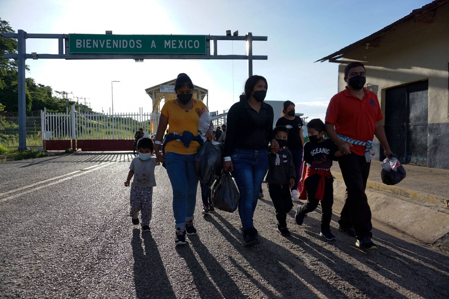 Migrantes llegan a El Ceibo, Guatemala luego de ser deportados de EE.UU. y México