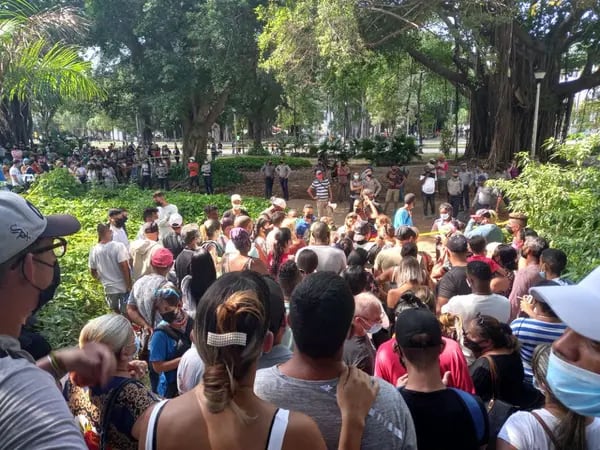 Ciudadanos cubanos congregados a las afueras de la sede diplomática panameña en Cuba.