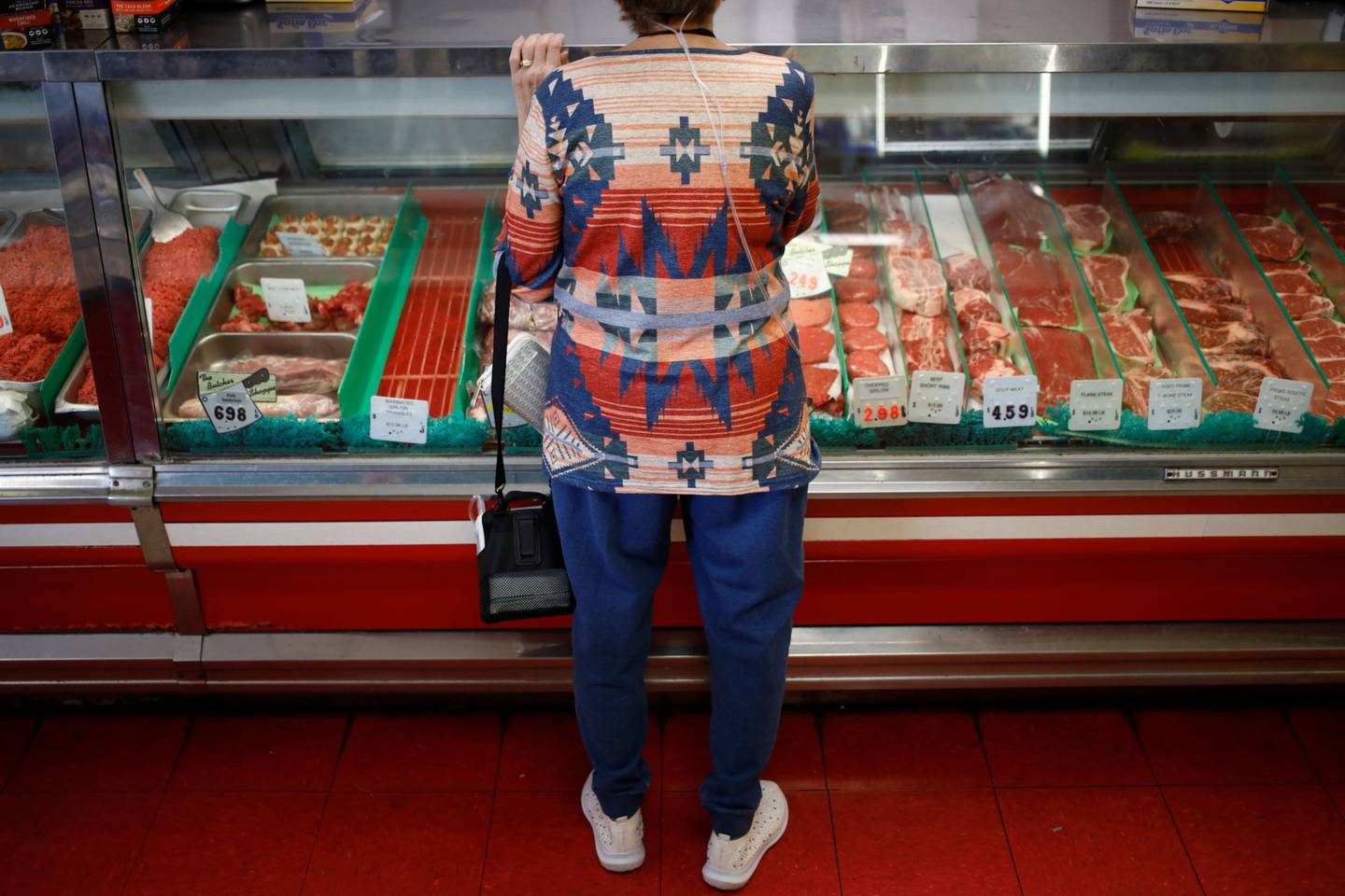 Un cliente pide comida en una carnicería de Louisville, Kentucky, Estados Unidos, el martes 23 de agosto de 2022. En 2022, se espera que el aumento de los precios de los alimentos sea superior al de 2020 y 2021, según el informe "Perspectivas de los precios de los alimentos" del Departamento de Agricultura de EE.UU. Foto: Luke Sharrett/Bloomberg.