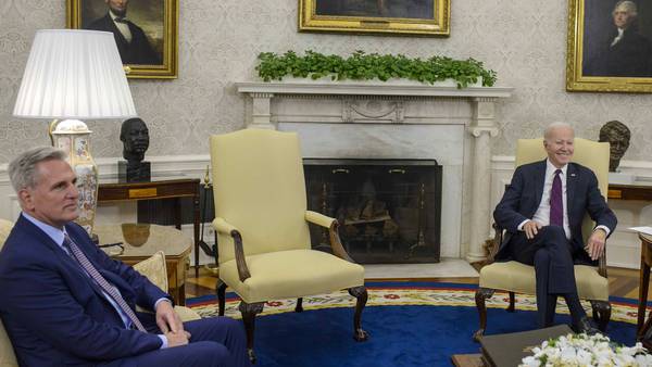 Biden y McCarthy reanudarán el martes las discusiones sobre el techo de la deudadfd