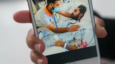 Ans Rana recibe la visita de su hermano, Ali Kamran, en el hospital tras el accidente de tráfico. Fotógrafo: Elijah Nouvelage/Bloomberg