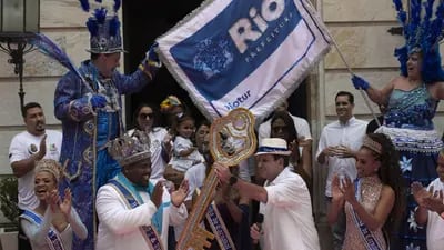 Rio de Janeiro's Mayor Eduardo Paes hands the keys to the city to Momo King during Carnival