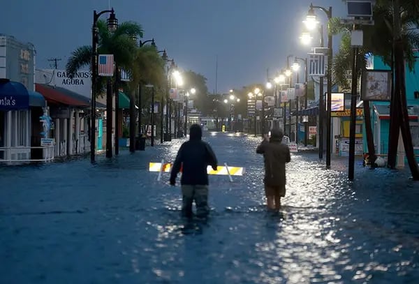 Florida comienza a recuperarse mientras Idalia llena de lluvia el sur de EE.UU