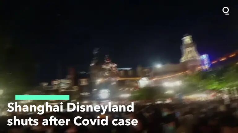ASSISTA: Milhares de visitantes foram repentinamente presos na Disneylândia de Xangai depois que um caso positivo de Covid-19 foi encontrado.Fonte: Bloombergdfd