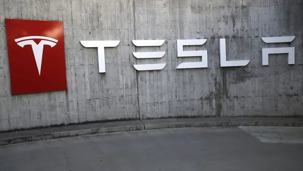 Tesla amplía su gama de vehículos con la entrega de su primer camión eléctricodfd