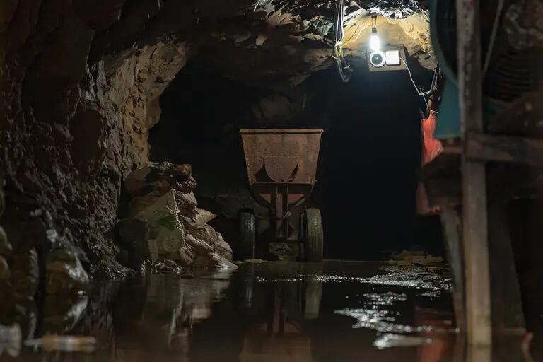 La mina ilegal "Boca mina" fue cerrada por el gobierno.dfd