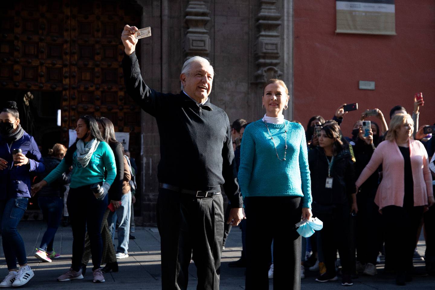 AMLO acudió a votar en la jornada de Revocación de Mandato con su esposa Beatriz Gutiérrez Müller. (Cortesía: Gobierno de México)