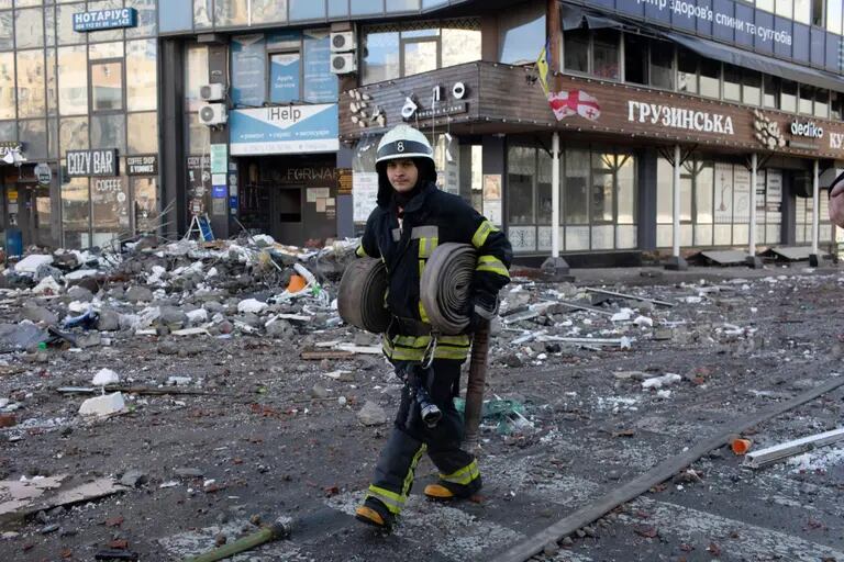 Bombeiros atendem prédio residencial danificado após ataques de mísseis russos em Kievdfd