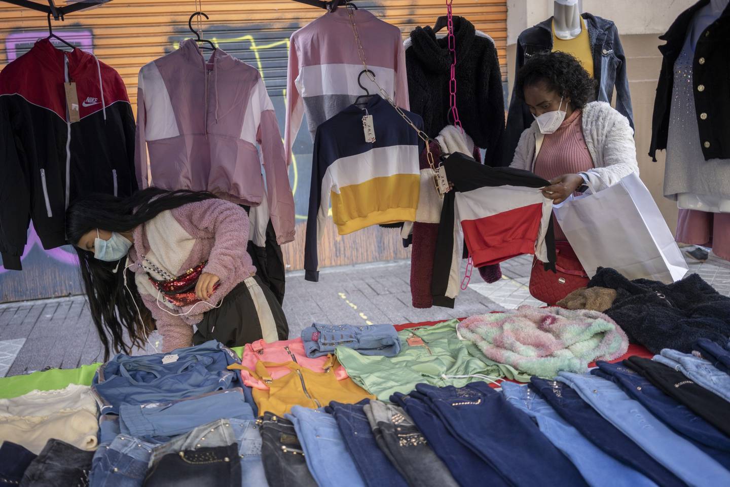 Compradores ven ropa en Santiago de Chile, 2 de septiembre de 2021. Fotógrafa: Tamara Merino/Bloombergdfd
