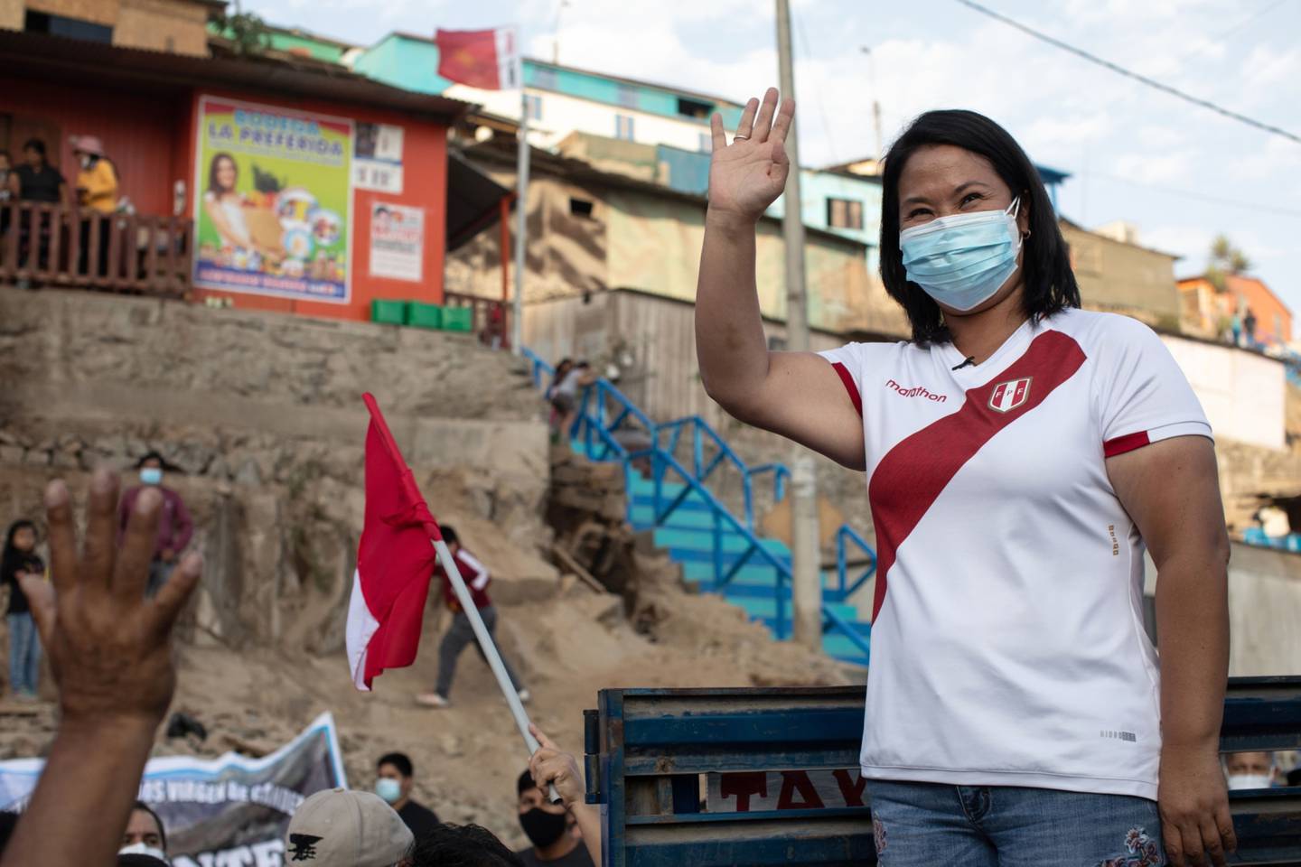 La excandidata saluda a sus seguidores durante un mitin de campaña en Lima el 10 de mayo.dfd