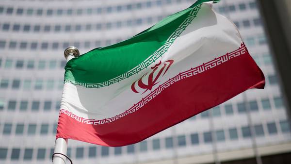 Irán fuerza aterrizaje de un avión y ordena que baje familia de ícono del fútboldfd