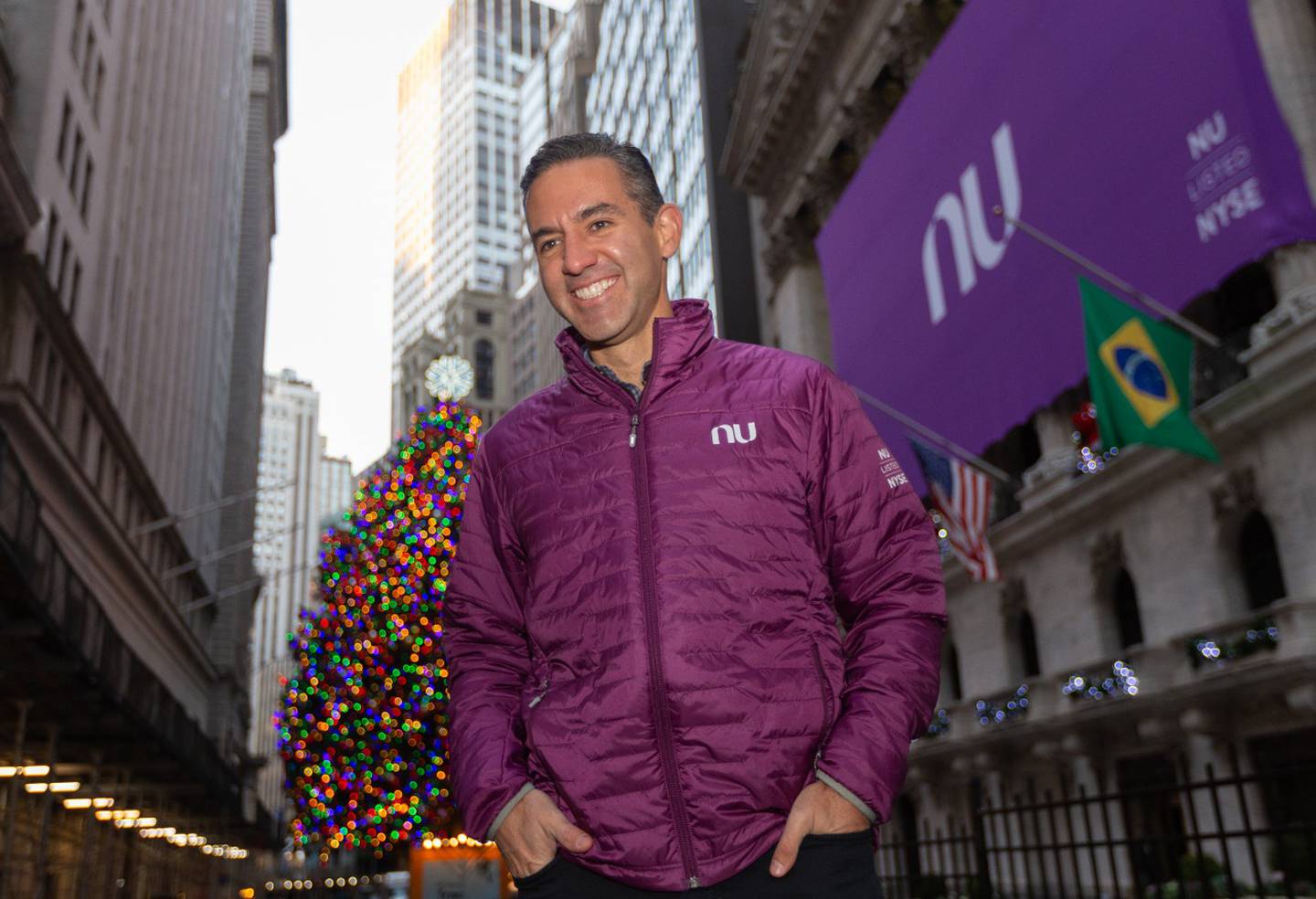 David Vélez, cofundador de Nubank, camina en Nueva York.