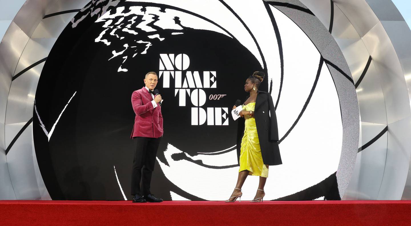 Daniel Craig y Clara Amfo, en el escenario del estreno mundial de "Sin tiempo para morir", en el Royal Albert Hall el 28 de septiembre de 2021 en Londres, Inglaterra.