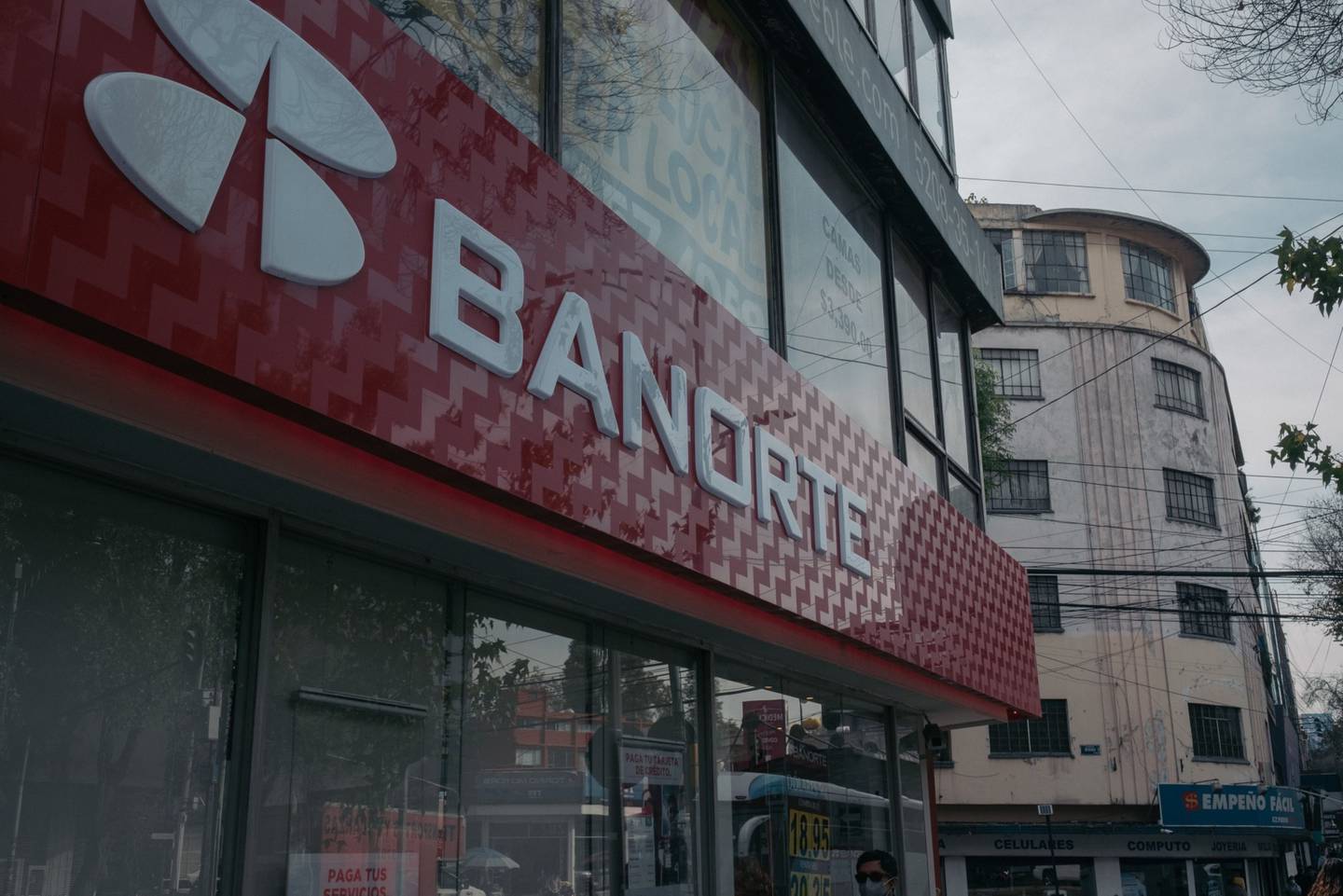 El desempeño de las acciones de Banorte fue afectado por la corrección ante el rally registrado la semana pasada y la convocatoria abierta a los mexicanos a sumarse como inversionistas para comprar Banamex, dijo el director de análisis financiero en Black Wallstreet Capital, Jacobo Rodríguez.