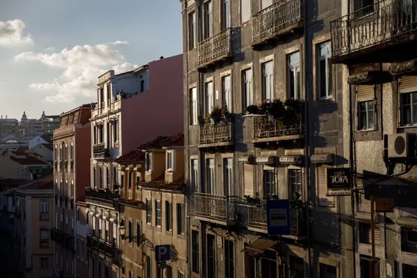 Edificios de departamentos residenciales tradicionales en el distrito de Príncipe Real de Lisboa, Portugal, el miércoles 27 de abril de 2022.
