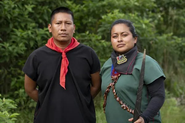 Álex Lucitante y Alexandra Narváez son dos indígenas ecuatorianos que protegen su territorio ancestral amazónico de la minería y otras amenazas.