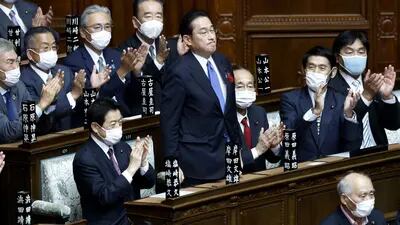 Fumio Kishida recibe un aplauso tras ser elegido primer ministro de Japón.