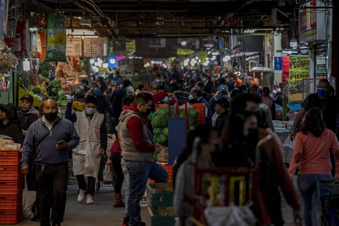 Compradores en el mercado de la Central de Abastos de Ciudad de México, México. Fotógrafo: Alejandro Cegarra/Bloomberg