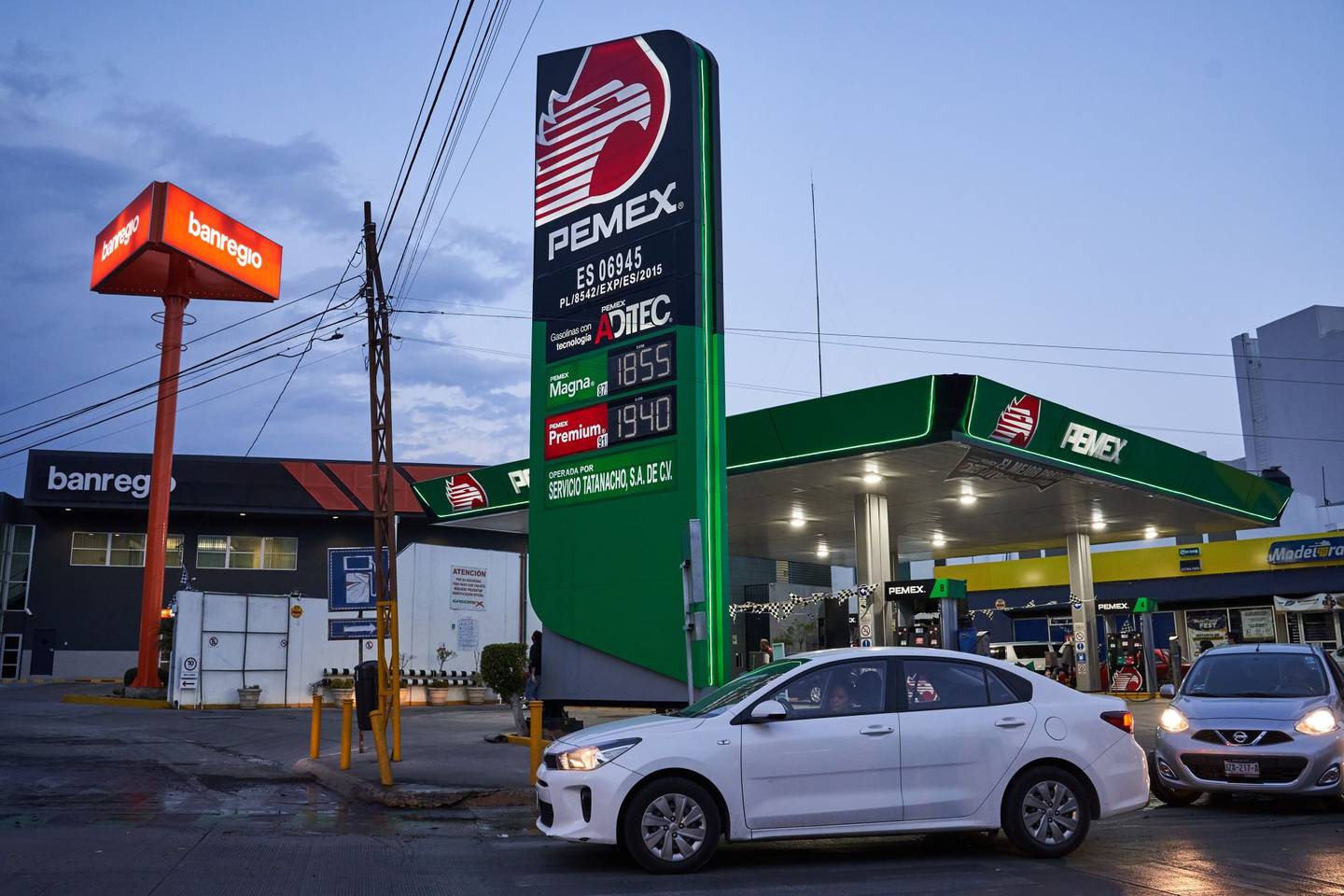 Vehículos pasan frente a una gasolinera de Petróleos Mexicanos (Pemex) en el estado de San Luis Potosí.